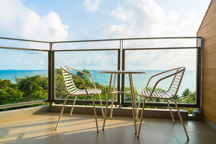 vue mer depuis le balcon d'un appartement
